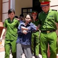 Pháp luật - Người vợ giết chồng liên tục ngất ở tòa