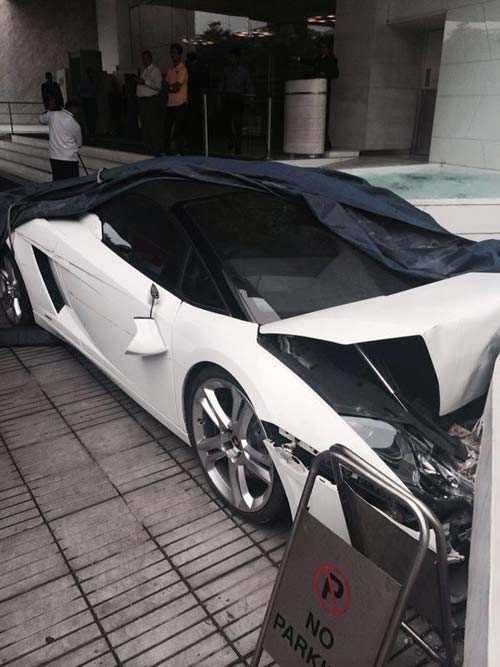 Nhân viên khách sạn phá nát Lamborghini của khách - 5