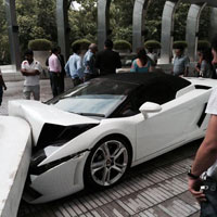 Ô tô - Xe máy - Nhân viên khách sạn phá nát Lamborghini của khách