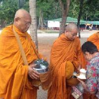 Tin tức trong ngày - Cựu thủ tướng Thái Lan cạo đầu đi ăn xin trên phố