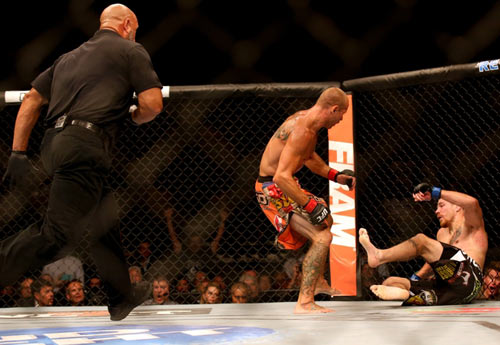 UFC: Hạ knock-out đối thủ bằng đòn phang ống - 2