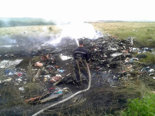 Máy bay Malaysia rơi ở Ukraine, 298 người chết - 1