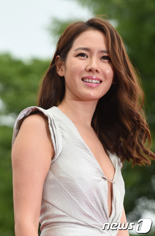 Son Ye Jin gặp tai nạn "khó coi" trên thảm đỏ - 4