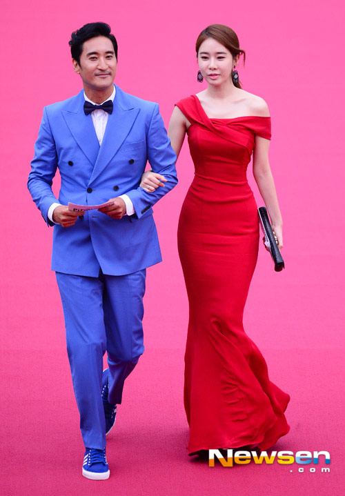 Son Ye Jin gặp tai nạn "khó coi" trên thảm đỏ - 9