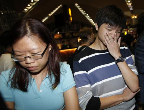 Người thân hành khách MH17 nức nở tại sân bay - 1