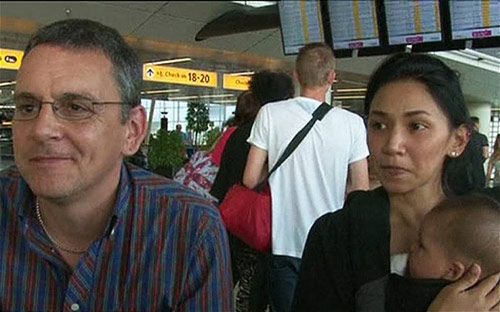 Đôi vợ chồng người Anh thoát chết vì MH17... hết ghế - 1