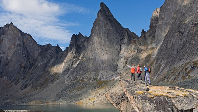 1. Công viên địa chất Tombstone nằm ở vùng Yukon, Canada: Với diện tích 2.200 km vuông, địa hình núi đá gồ ghề và là nơi sinh sống của nhiều loài động vật hoang dã, công viên Tombstone là điểm đến tuyệt vời dành cho những ai yêu thích tản bộ, leo núi và hòa mình với thiên nhiên. 
