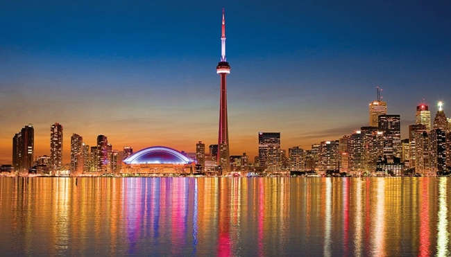 10. Thành phố Toronto: Một địa điểm không thể bỏ qua khi đến Toronto đó là tòa tháp CN Tower với độ cao 553.33 m, đây được xem là tòa tháp cao nhất ở Canada. Từ CN Tower bạn sẽ được chiêm ngưỡng toàn cảnh sân vận động Rogers Centre, các tòa tháp thị chính và đặc biệt là cảnh quan tuyệt đẹp của hồ Ontario. 
