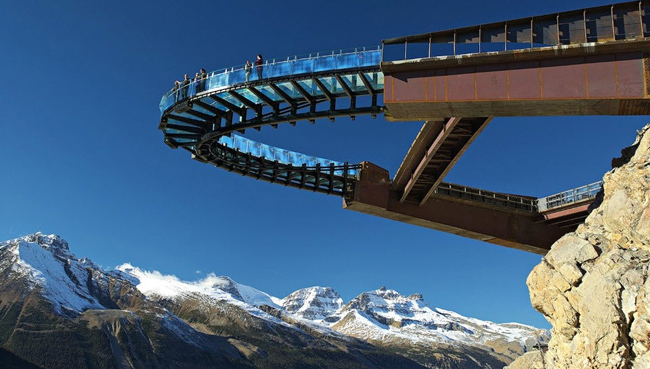 13. Vườn quốc gia Jasper: Điểm nổi bật tại vườn quốc gia này chính là công trình kiến trúc Glacier Skywalk, được hoàn thành vào năm 2014. Nằm ở độ cao 280m thuộc hẻm núi Sunwapta, Glacier Skywalk là cây cầu được thiết kế theo hình móng ngựa với mặt sàn và 2 vách ngăn được làm từ kính. Đứng trên cây cầu này du khách sẽ có cảm giác như đang lơ lửng giữa không trung. 
