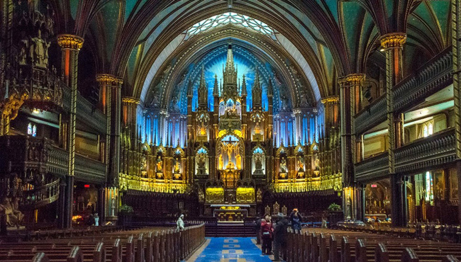 14. Nhà thờ Đức Bà: Nằm ở Montreal, nhà thờ Đức Bà là một trong những nhà thờ đẹp nhất của Canada. Nhà thờ được hoàn thành vào năm 1891 và được công nhận là di tích lịch sử quốc gia vào năm 1989. Đây còn là nơi diễn ra rất nhiều sự kiện nổi tiếng như: đám cưới của nữ ca sĩ nổi tiếng Celine Dion hay lễ tang của cựu Thủ tướng Canada Pierre Trudeau…

