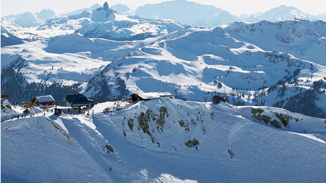 20. Thị trấn Whistler thuộc bang British Columbia: Nổi bật nhất trong khu vực này là dãy núi Whistler Blackcomb hùng vĩ, quanh năm phủ đầy tuyết trắng. Nơi đây có thể xem là “thiên đường” cho những ai yêu thích trượt tuyết. Ngoài trượt tuyết bạn cũng có thể lựa chọn những môn thể thao thú vị khác như: lượn dù, đạp xe hay tản bộ trên những con đường mòn dưới chân núi để khám phá thiên nhiên thanh bình và hệ động thực vật phong phú.

