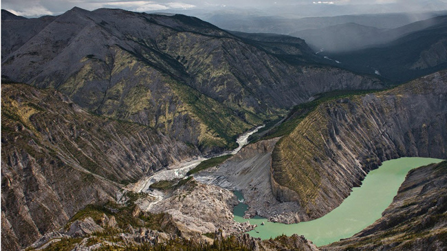 4. Vườn Quốc gia Nahanni: Nằm trong vùng lãnh thổ Northwest Territories, Nahanni là một vườn quốc gia rộng lớn với diện tích 4.700 km vuông, bao gồm những thác nước lớn, hệ thống hang động phức tạp và dòng sông uốn lượn quanh dãy núi đá. Nơi đây được UNESCO công nhận là di sản thế giới năm 1978. 
