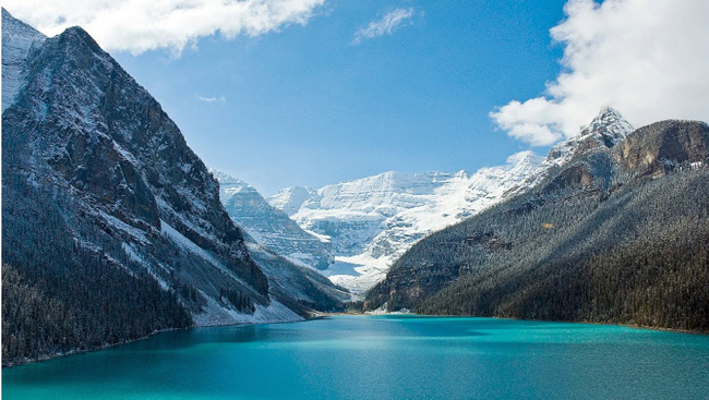 6. Hồ Louise: Nằm trong Vườn quốc gia Banff thuộc bang Alberta, Louise là một hồ nước trong xanh màu ngọc bích nằm dưới chân ngọn núi phủ đầy tuyết trắng. Vào mùa hè, hồ Louise là địa điểm lý tưởng để chèo thuyền và thưởng ngoạn thiên nhiên, còn vào mùa đông, nơi đây lại trở thành một trong những sân trượt băng ngoài trời đẹp nhất thế giới. 
