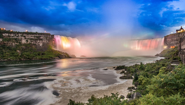 9. Thác Niagara: Nằm ở biên giới giữa Canada và Mỹ, Niagara là thác nước vô cùng nổi tiếng với cảnh quan thiên nhiên hùng vĩ của ba thác nước riêng biệt. Trong ảnh là thác nước Horseshoe, thác nước đẹp nhất trong hệ thống thác nước Niagara. 
