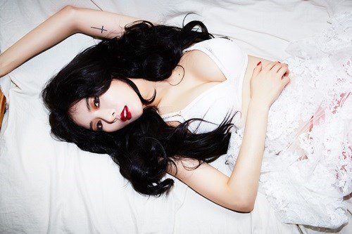 HyunA khoe ảnh trên giường khiến fan lo ngại - 2