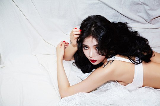 HyunA khoe ảnh trên giường khiến fan lo ngại - 5