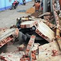 Tin tức trong ngày - TP.HCM: Sập tường bãi giữ xe, 7 người thoát chết