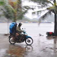 Bão Thần Sấm hướng sang TQ, Quảng Ninh mưa to, gió giật mạnh