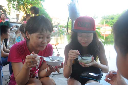 Bán sữa chiên, tào phớ thu 20 triệu mỗi ngày - 7