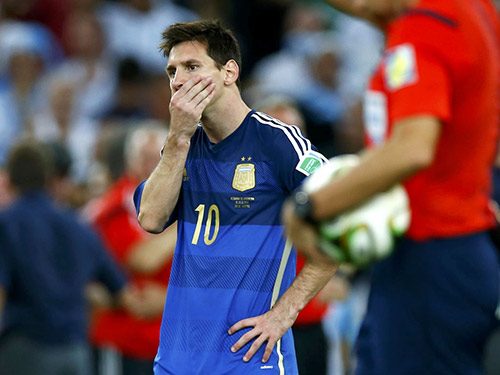 Messi “nghỉ hưu” thì mới nên so sánh với Maradona - 1