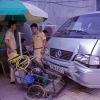 Tin tức trong ngày - Đi trên vỉa hè một phụ nữ bị xe tông trọng thương