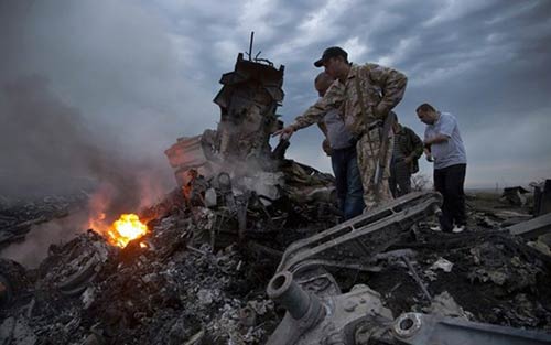 MH17: Thi thể các nạn nhân "rơi như mưa” xuống mái nhà - 5