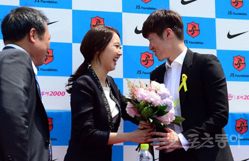 Park Ji Sung đưa sân bóng vào bộ ảnh cưới lãng mạn - 1