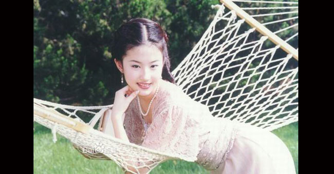 Năm 2003, Lưu Diệc Phi và mẹ Lưu Lợi từ Mỹ trở về thử vai cho bộ phim Gia tộc Kim Phấn. Khi này người đẹp đang ở tuổi trăng rằm, cái tuổi đẹp đẽ nhất, trong sáng, thánh thiện và non tơ nhất. 
