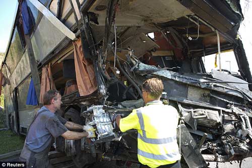 Đức: Xe bus đâm nhau, 52 người chết và bị thương - 1