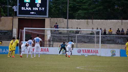 SLNA - HN.T&T: Penalty, Công Vinh và trọng tài - 9