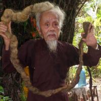 Tin tức trong ngày - "Dị nhân” suốt 70 năm không dám cắt tóc, gội đầu vì sợ ốm