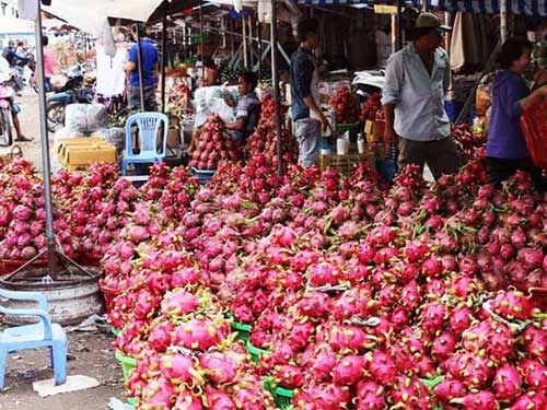 Trái cây cuối mùa, hút hàng tăng giá nóng - 2