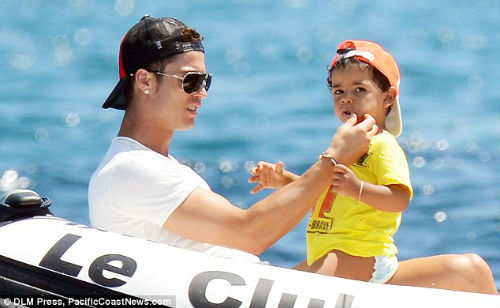 Lai lịch về mẹ của con trai Ronaldo vẫn mãi bí ẩn - 1