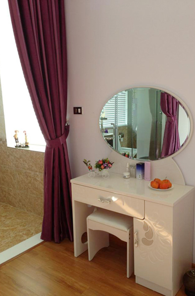 Bàn trang điểm của bà xã Trọng Tấn cũng không cầu kỳ, thể hiện con người giản dị của Thanh Hoa.

