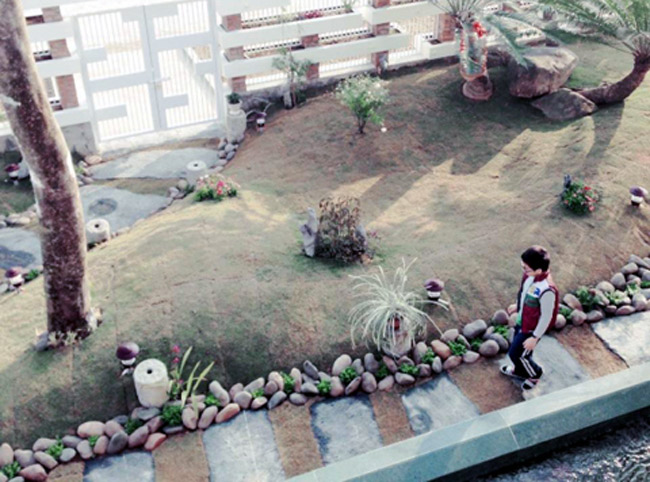 Trước cửa nhà là một không gian rộng, thoáng. Mảnh đất phía trước được bố trí làm không gian xanh, tạo cảm giác thư thái.
