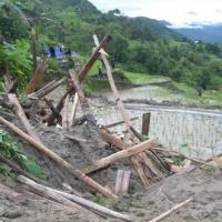 Tin tức trong ngày - Lở đất 7 người chết: Hoảng loạn tìm người thân trong đêm