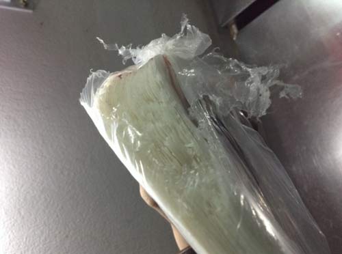 Hàng bánh tráng đựng trứng bằng xô lau nhà gây sốc - 1