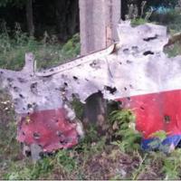 Tin tức trong ngày - Ảnh: Máy bay MH17 thủng lỗ chỗ to như nắm tay
