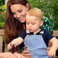 Tin tức trong ngày - Anh: Hoàng tử bé "bắt bướm" trong sinh nhật đầu đời