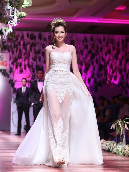 Trúc Diễm hóa cô dâu xinh đẹp trên sàn catwalk - 2