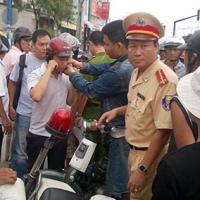 Tin tức trong ngày - CSGT khóa tay học sinh đi đường