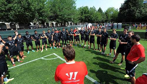 Liverpool luyện quân ở Harvard, Cesc gây chú ý ở Chelsea - 4