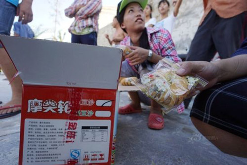 TQ: Phát bánh mốc cứu trợ nạn nhân bão Thần Sấm - 2