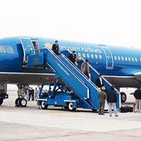 Tin tức trong ngày - Khách mở cửa thoát hiểm máy bay VNA để… xuống sớm