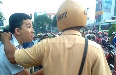 Vụ bẻ tay nam sinh phạm luật: CSGT không làm sai! - 2