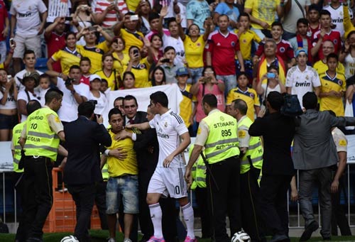 James Rodriguez “hú vía” vì fan cuồng - 2