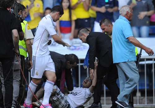 James Rodriguez “hú vía” vì fan cuồng - 3