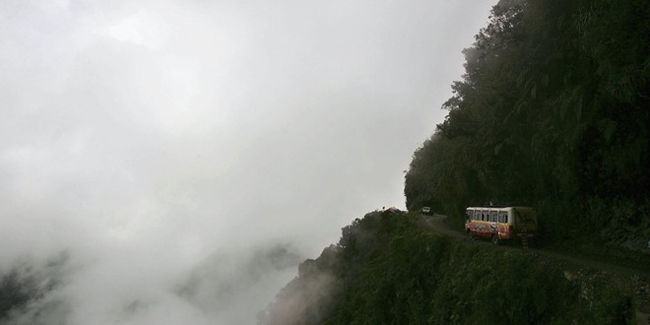 11.&nbsp;Dù North Yungas ở Bolivia là tuyến đường đẹp, nhưng nó cũng là một trong số những con đường nguy hiểm nhất thế giới. North Yungas chỉ có một làn đường duy nhất với nhiều khúc cua hẹp. Sương mù thường xuyên bủa vây nơi đây.
