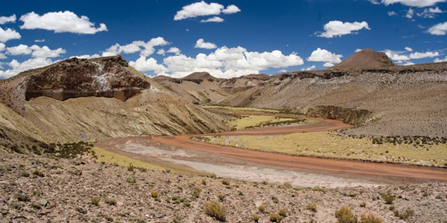 13.&nbsp;Đường Ruta 40 trải dài 4.872 km từ biên giới phía bắc đến cực Nam của Argentina. Nó chạy qua 18 con sông, 20 vườn quốc gia và chạy song song với dãy núi Andes. Địa thế xung quanh tuyến đường tạo trải nghiệm tuyệt vời cho những ai muốn khám phá nét đẹp hoàn hảo của Argentina.
