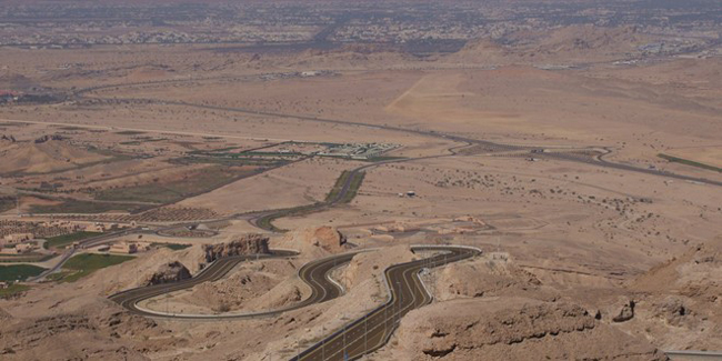 15.&nbsp;Đường Jebel Hafeet tại thành phố Abu Dhabi dẫn tới núi Jebel Hafeet, ngọn núi cao thứ hai ở Các Tiểu vương quốc Ả Rập Thống nhất. Tiếng gió lùa qua các vách đá vôi cheo leo hai bên đường sẽ theo bạn trong suốt hành trình cho tới khi lên tới đỉnh. Nếu lái xe qua đây vào buổi hoàng hôn, bạn có thể “chạm tay” vào mặt trời từ vị trí đỉnh núi Jebel Hafeet.
